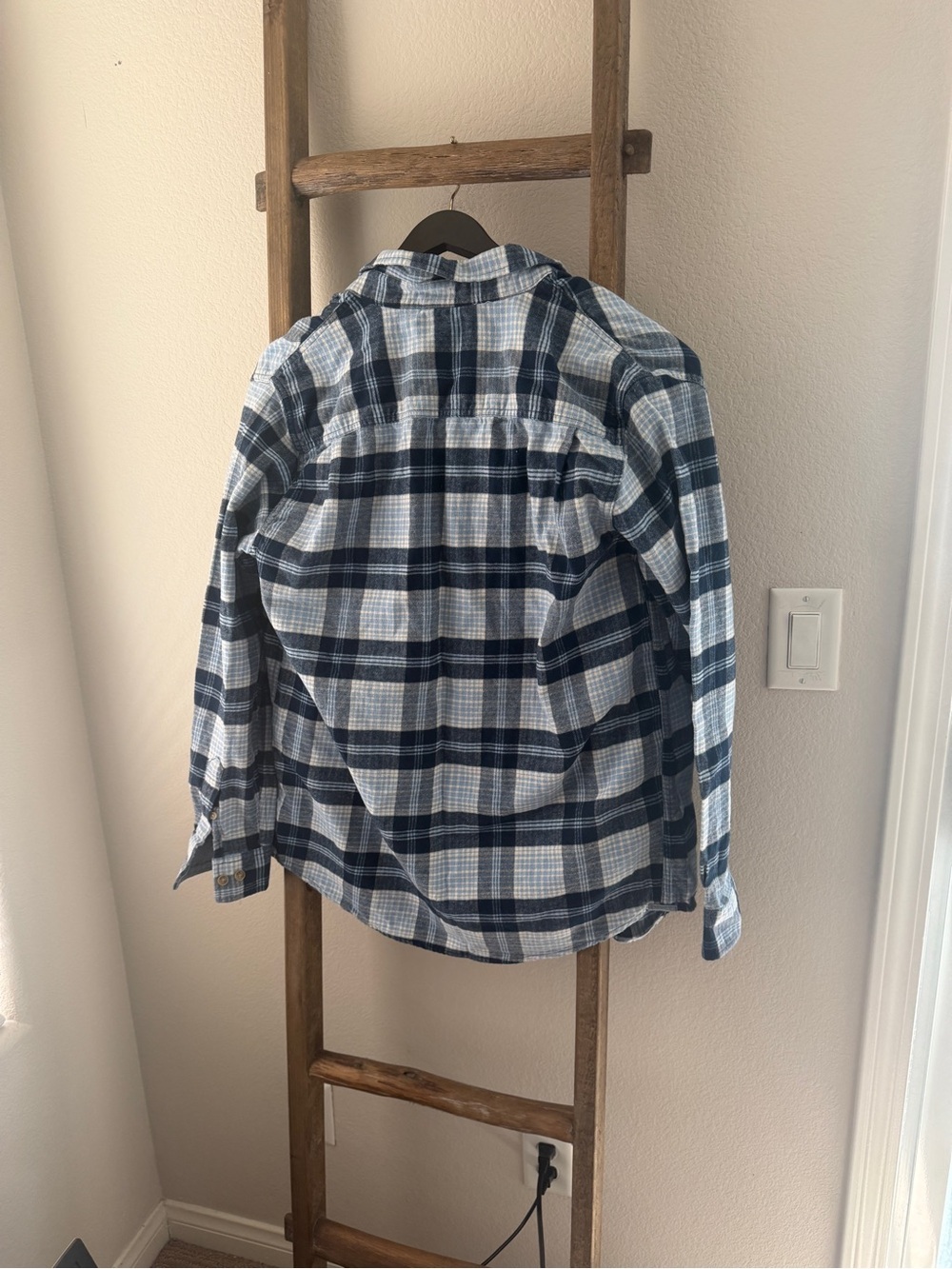 Men’s Blue and White Plaid Button-Up Flannel Shirt - size L - Picture 4 of 4